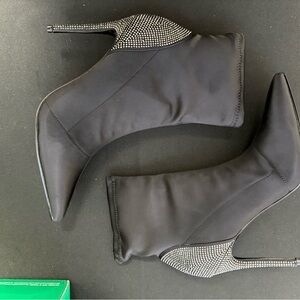 Nique Elegant Black Boots with Metallic Highlights